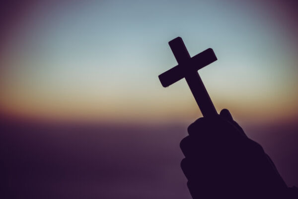 silhueta de um homem rezando com uma cruz na mao ao nascer do sol 1150 7213
